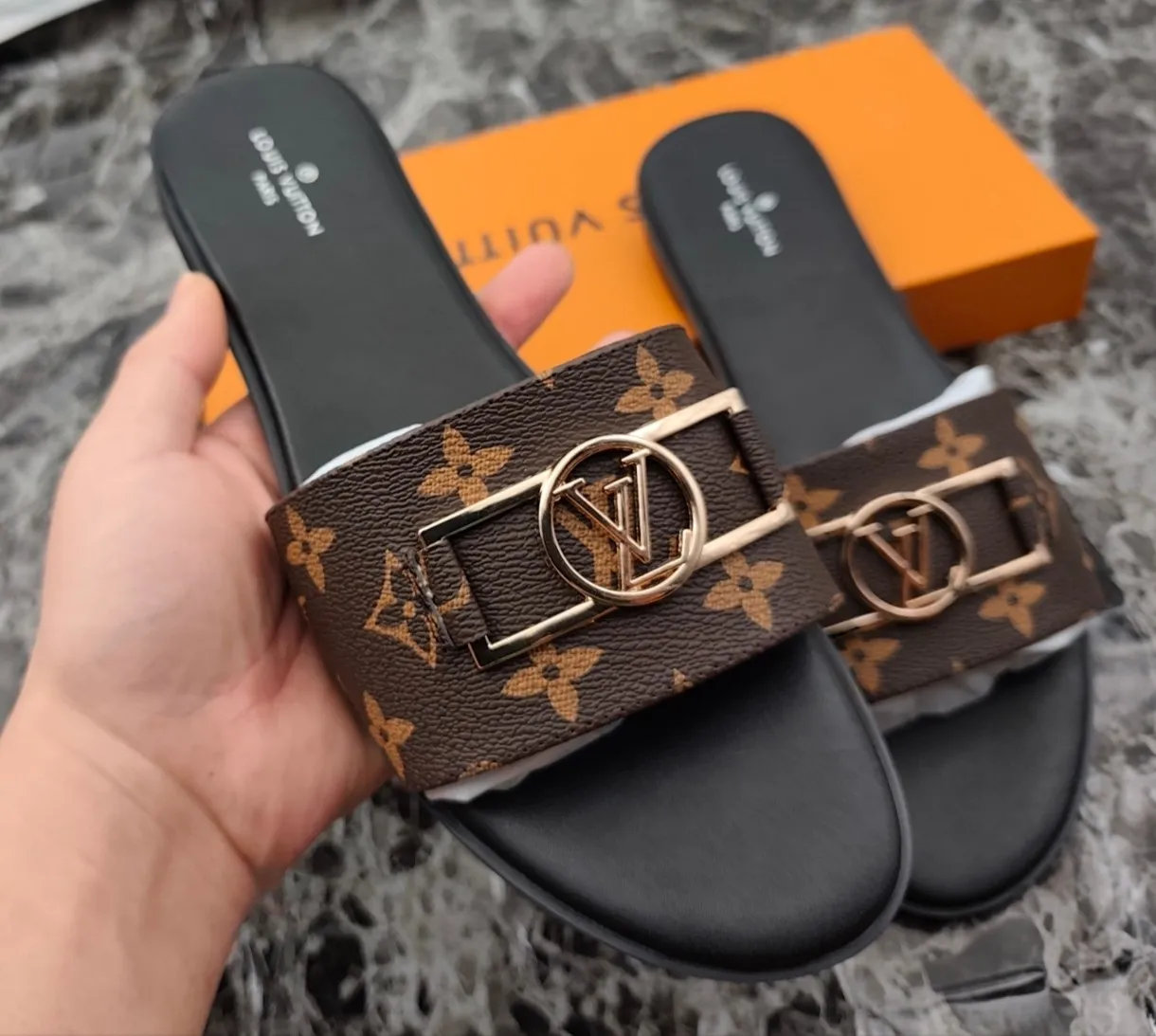 👟👟Ex-factory price 280👟👟 (available all year round) $❥V’s latest popular special material lock it series lock mop, super heavy industry launches! The golden lock on the toe is engraved with the LV letters logo 🔸Number of sizes 34-42) Welcome new and old customers to place orders in the picture above.